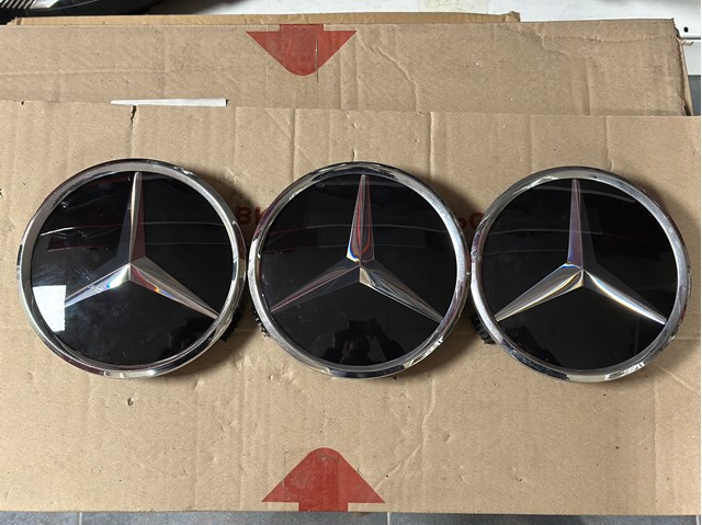 Эмблема на решетку радиатора 1648880411 MERCEDES