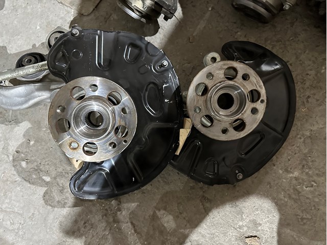 Цапфа передняя правая 2183320801 MERCEDES