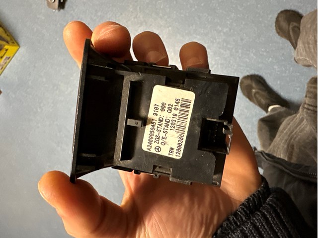 MERCEDES 2469050451 Клавиша электромеханического стояночного тормоза в наличии Николаев