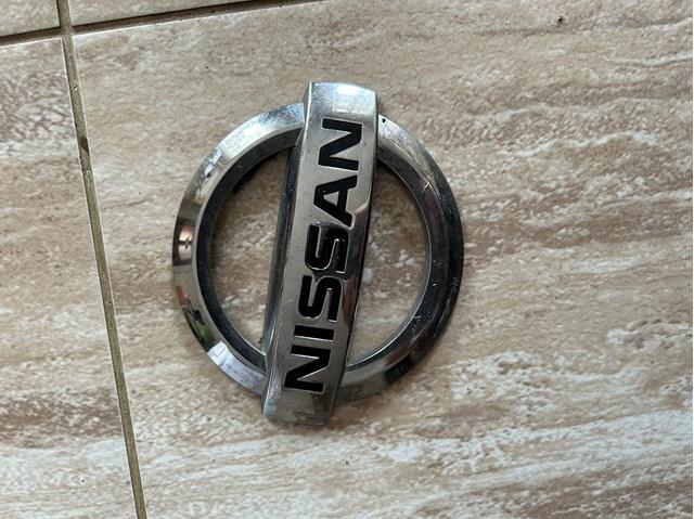 Фирменный значек на багажник Nissan Rogue