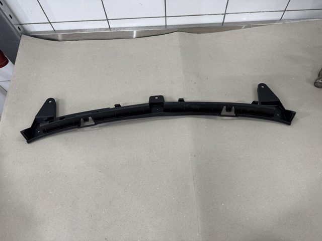 Направляющая заднего бампера 13179908 OPEL