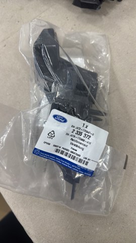 Правое крепление переднего бампера 2335372 FORD