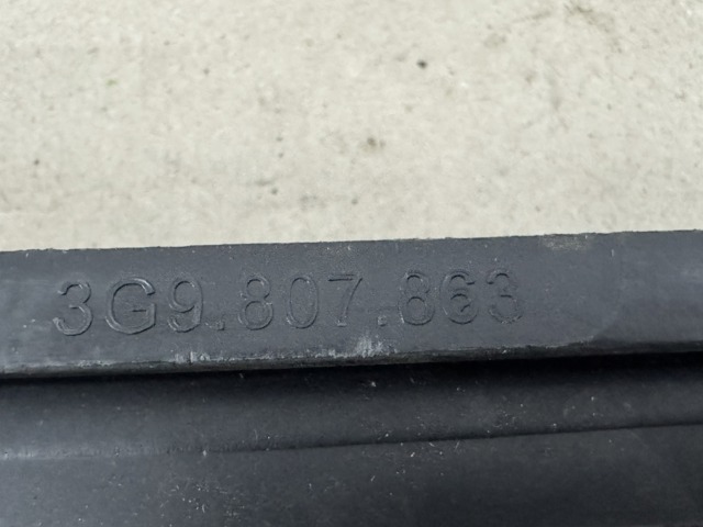 Кронштейн бампера заднего, центральный 3G9807863 VAG