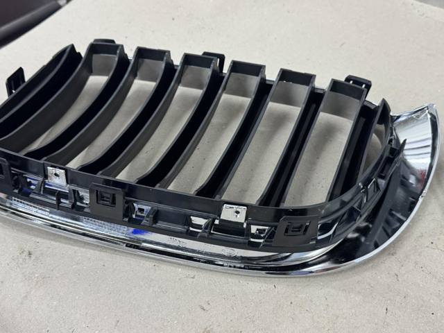 BMW 51117338571 Решетка радиатора левая в наличии Сумы