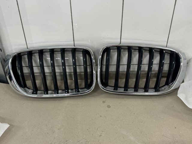 Решетка радиатора правая 51117338572 BMW