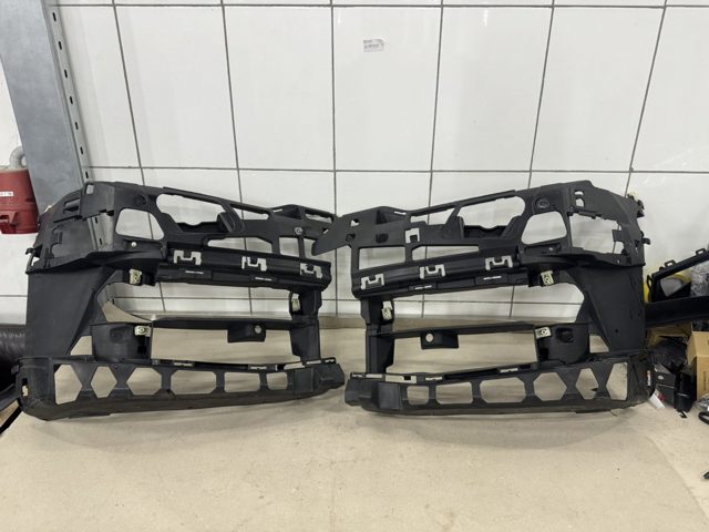 Кронштейн крепления противотуманной фары, правой 51117385346 BMW