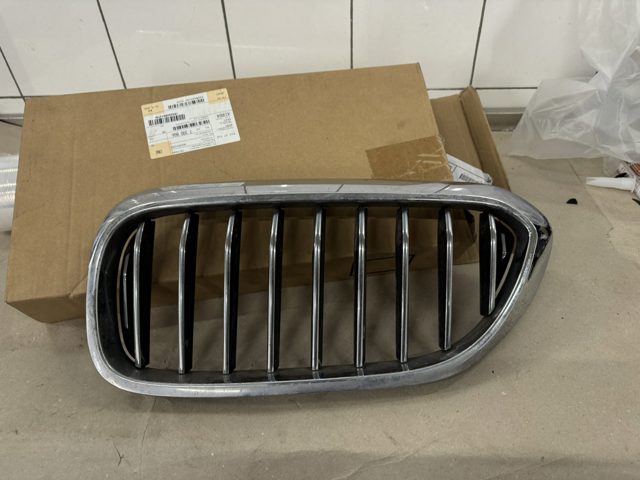 Решетка радиатора правая 51137390866 BMW
