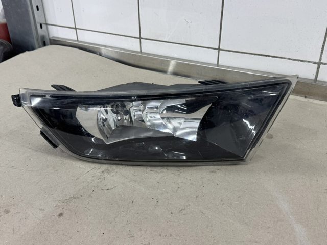 Противотуманка левая 6V0941699 VAG
