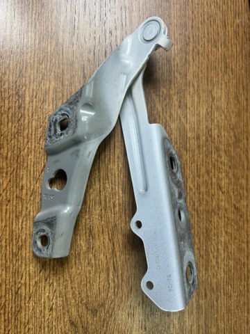 Завес капота, правый 7C0823302C VAG