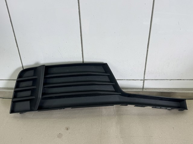 Правая решетка переднего бампера 8V3807682M VAG