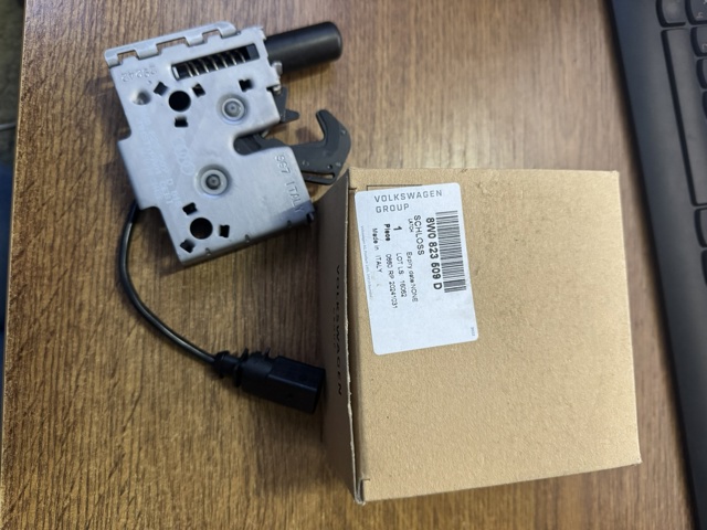 Замок капота 8W0823509D VAG