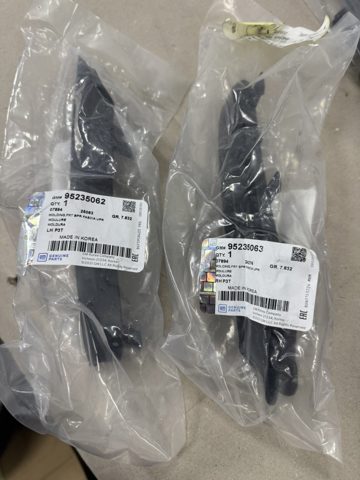 Молдинг бампера переднего правый 95235063 OPEL