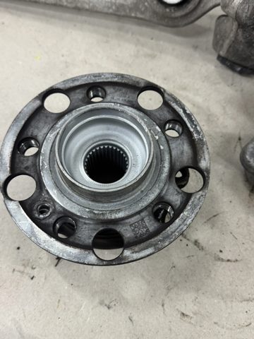 Ступица переднего колеса A2233340300 MERCEDES