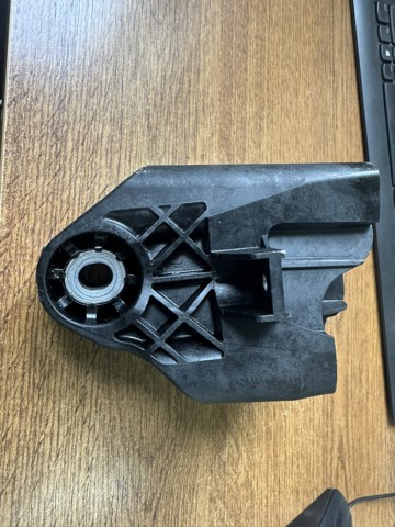 Кронштейн подушки (опоры) двигателя, левой A6542232200 MERCEDES