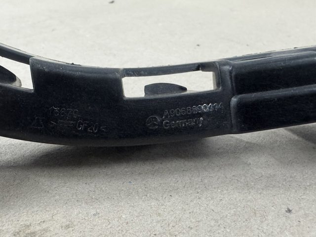 A9068890114 MERCEDES Кронштейн бампера переднего правый купить в Львов