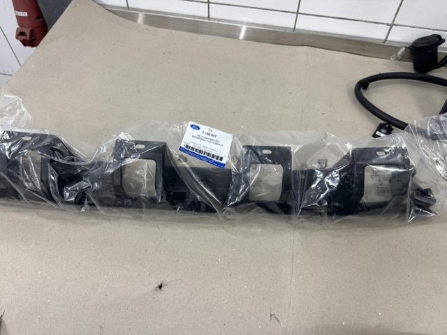 Кронштейн бампера заднего, центральный H1BB17B861A1D FORD
