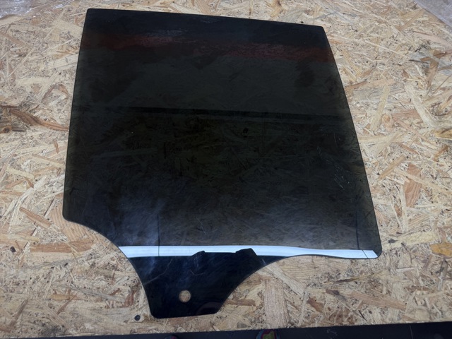 Стекло задней двери, правой 51357416972 BMW