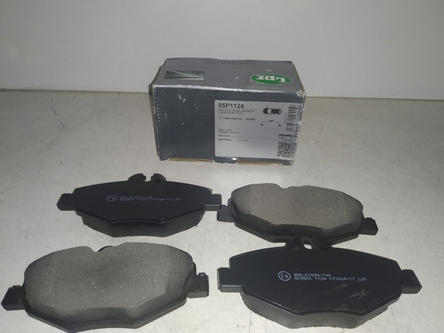 Передние тормозные колодки 05P1124 LPR