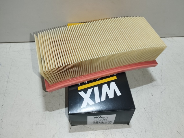 Автомобильный фильтр воздуха WA6176 WIX
