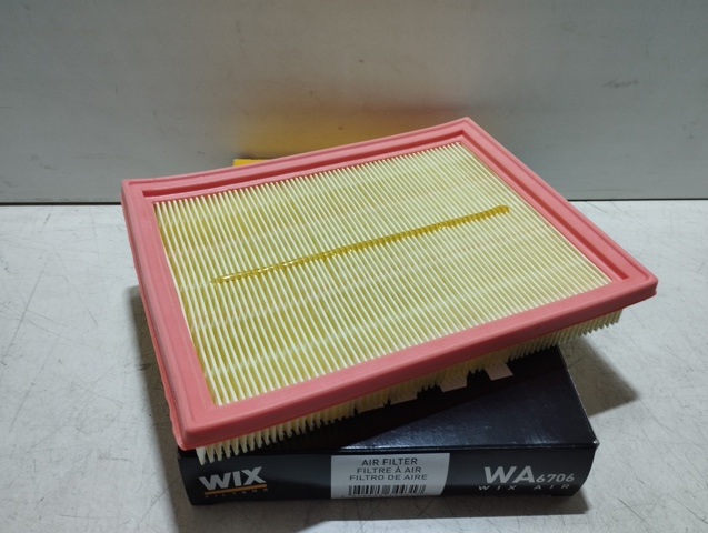 Автомобильный фильтр воздуха WA6706 WIX
