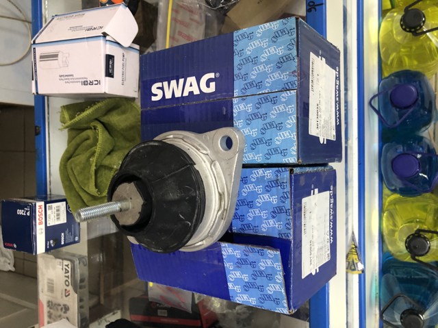 Подушка (опора) двигателя, левая/правая 30130035 SWAG