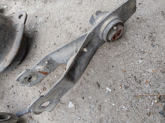 Кронштейн подушки (опоры) двигателя, правой 8200250743 RENAULT