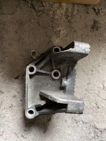 Кронштейн подушки (опоры) двигателя, правой 8200454462 RENAULT
