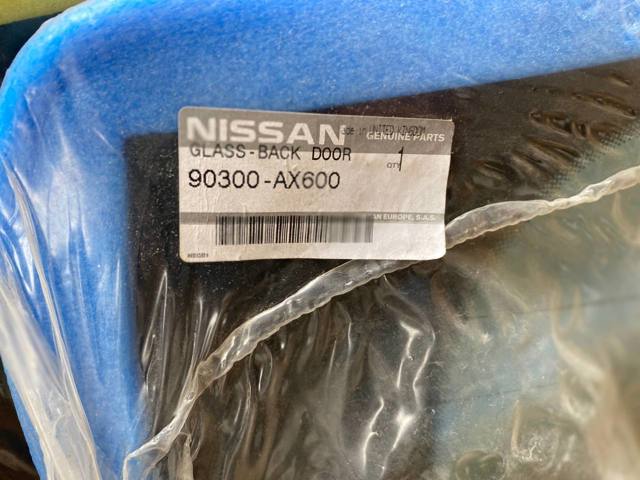 Стекло третьей/пятой двери 90300AX600 NISSAN