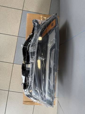 Фара основная правая 811100R360 TOYOTA