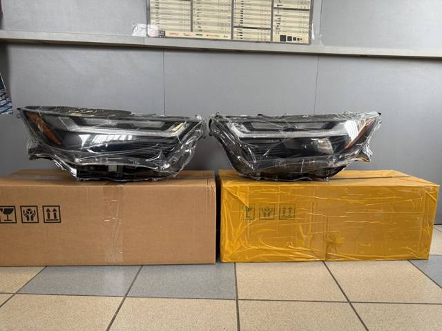 811100R360 TOYOTA Правая фара купить в Украина