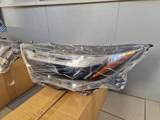 8111042D90 TOYOTA Правая фара купить в Ужгород