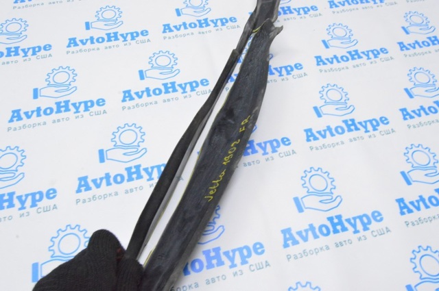 17A821112B Уплотнитель крыла купить Тернополь