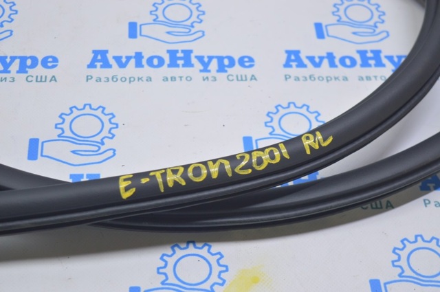 Уплотнитель двери задней, (на кузове) 4KE833721A VAG