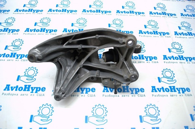 Кронштейн подушки (опоры) двигателя, правой 4M0199308CE VAG