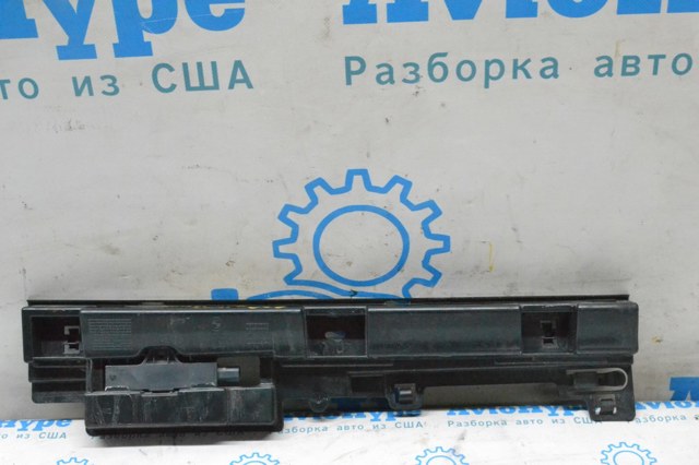 51777256918 BMW Кронштейн наружной накладки порога правой купить в Харьков