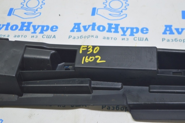 BMW 51777256920 Кронштейн наружной накладки порога правой в наличии Ирпень