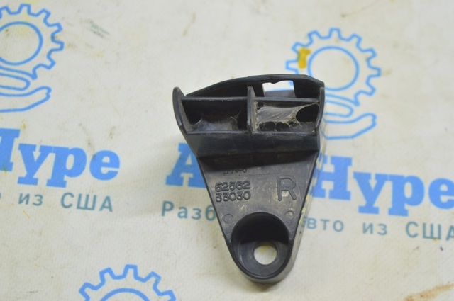 Правый кронштейн крепления бампера заднего 5256233030 TOYOTA
