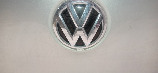 Фирменный значек на багажник Volkswagen Tiguan 1