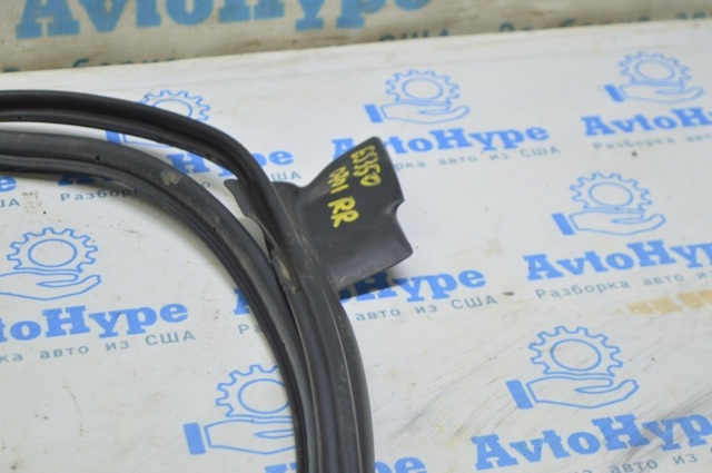 Уплотнитель двери задней, правой (на двери) 6787133090 TOYOTA