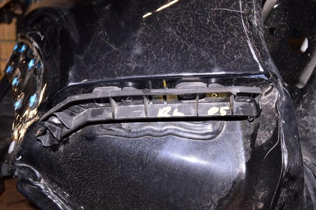 Направляющая заднего бампера, левая 68255517AA CHRYSLER