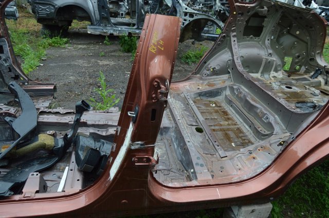 TOYOTA 6876006010 Петля двери задней левой в наличии Украина