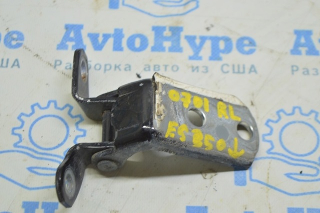 Петля задней двери, левой 6878052031 TOYOTA