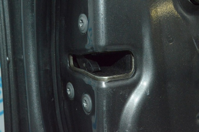 Замок передней левой двери 69040AC070 TOYOTA