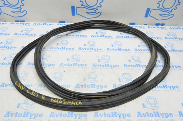 Уплотнитель двери задка кузова 74440SXSA01 HONDA
