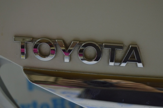 Фирменный значек на багажник Toyota Camry VII