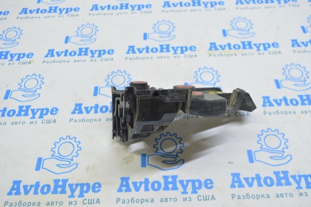 VAG 760807484B Кронштейн бампера заднего правый в наличии Черновцы