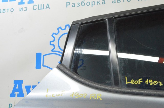 Стекло-форточка двери, задней, правой 822205SF1A NISSAN