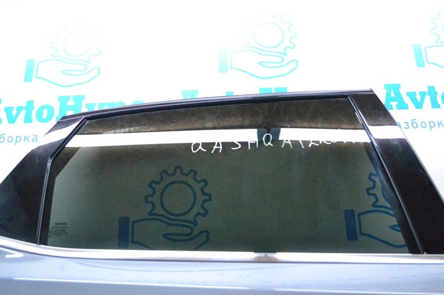 Стекло задней правой двери 823006UA0B NISSAN