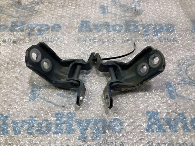 Петля двери передней правой 824214P00A NISSAN