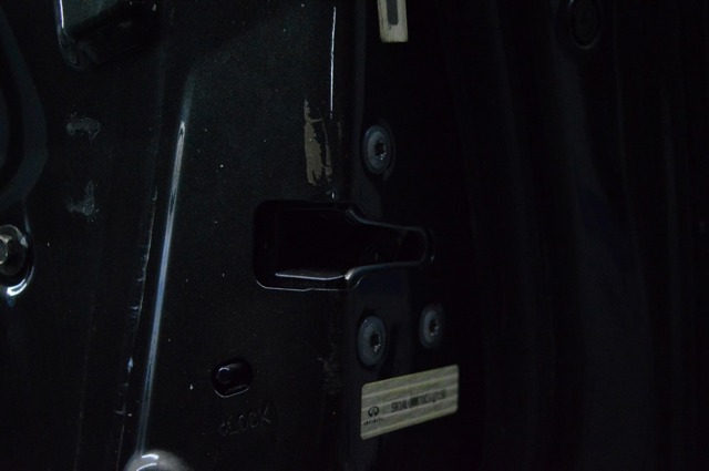 Замок задней двери, правой 825003JA0A NISSAN